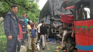 सुनसरीमा ट्रकसँग बस ठोक्किँदा दुई जनाको मृत्यु, २१ घाइते