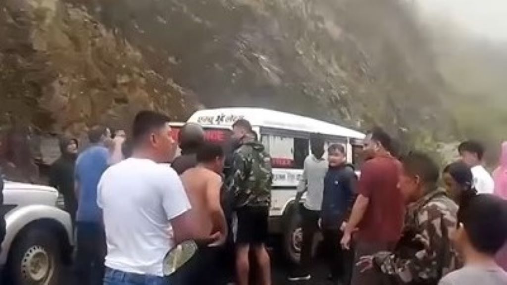 सडकबाट गाडी खस्दा ६ जनाको मृत्यु, ६ सिकिस्त