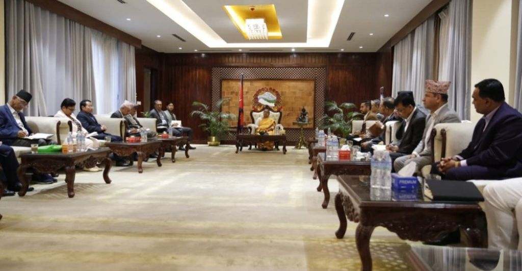 निर्वाचनबारे दलका प्रतिनिधिसँग छलफल गर्दै प्रधानमन्त्री