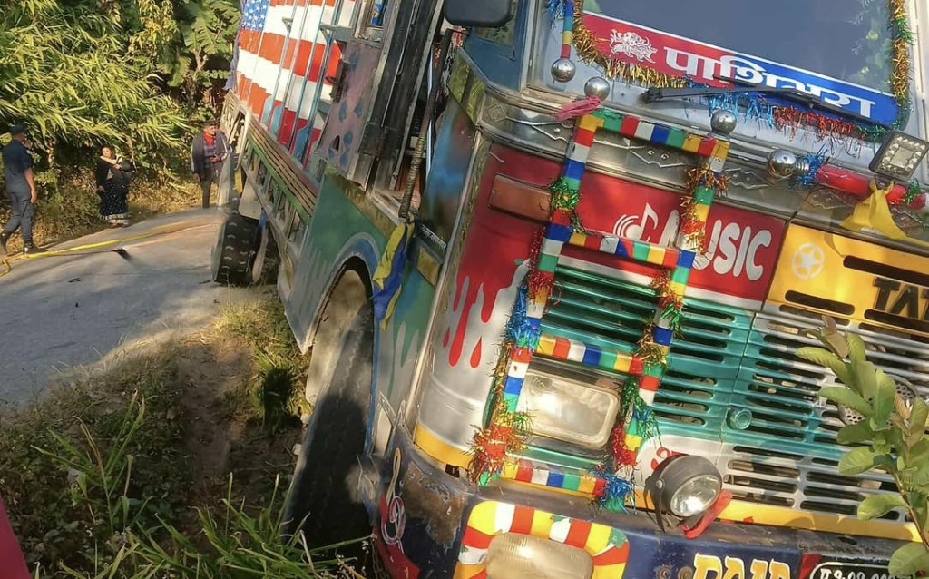 इलाममा ट्रकको ठक्करले दुई जना सिकिस्त