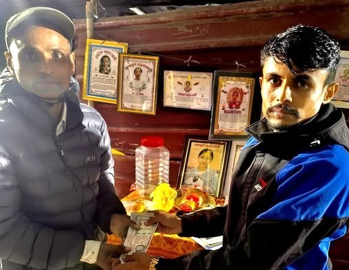 अंशु गौतमको परिवारलाई पूर्वसचिव उपाध्यायद्वारा आर्थिक सहयोग