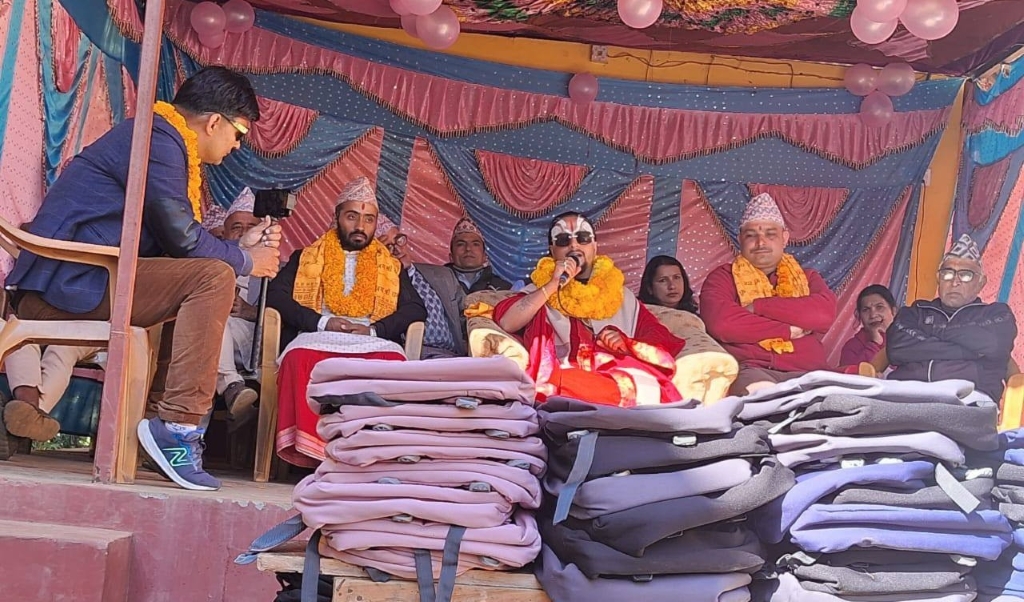 ज्योतिषाचार्य खतिवडाद्वारा सप्तमाई गुरुकुलका विद्यार्थीलाई झोला र यजुर्वेद