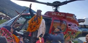 शिक्षकको सम्मान : ३६ वर्ष पढाएका प्रअलाई विद्यार्थीले हेलिकप्टर चढाएर बिदाइ गरे