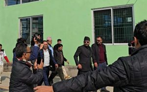 सयौँ समर्थकको साथमा बालेनले दिए उम्मेदवारी