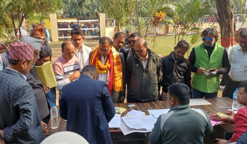 मोरङ-५ मा मनोज अग्रवालले गराए उम्मेदवारी दर्ता