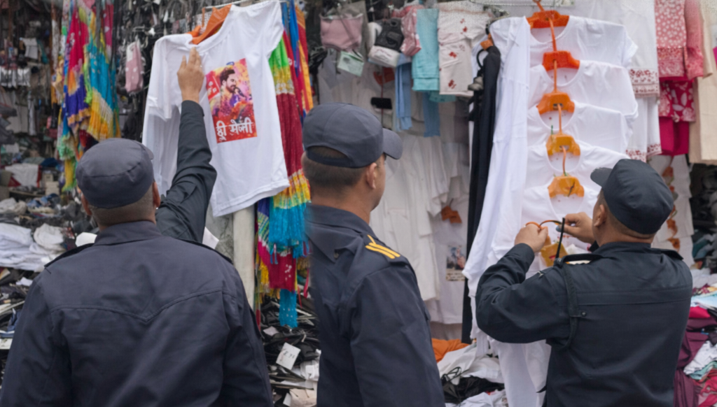 मौन अवधिअघि ‘बालेन-रवि’ टी-सर्ट जफत गर्दै प्रहरी