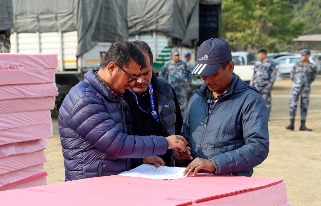 चुनावको अन्तिम तयारी : गाउँ-गाउँ पुगे निर्वाचन सामग्री 