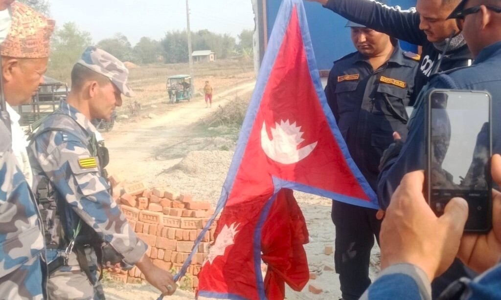 राष्ट्रिय झण्डा र ब्यानरमा आगजनी