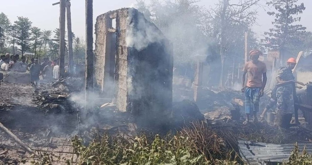 एकै छिनमा मुसहर बस्तीका १० घर खरानी