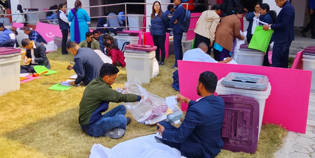 निर्वाचन गराउन कर्मचारी र सुरक्षाकर्मी आज मतदान केन्द्र पुग्दै