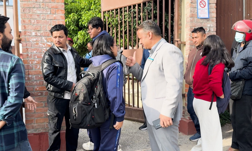एसईई : हरेक बिहान गेटमा उभिएर आशीर्वाद दिँदै शिक्षक