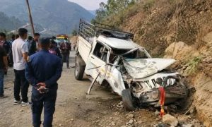 सूर्योदयमा पिकअप दुर्घटना, चालकको मृत्यु, २ जना घाइते