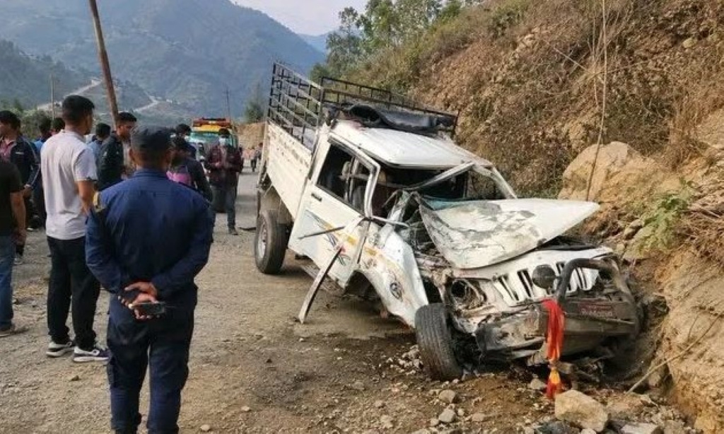 सूर्योदयमा पिकअप दुर्घटना, चालकको मृत्यु, २ जना घाइते