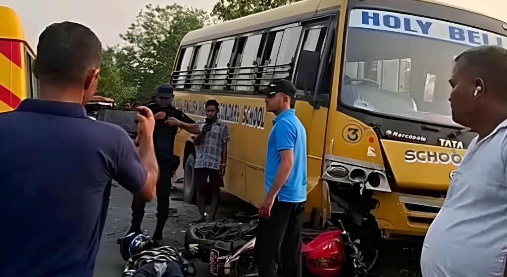 मेचीनगरमा बस र मोटरसाइकल ठोक्किँदा दुई जनाको मृत्यु